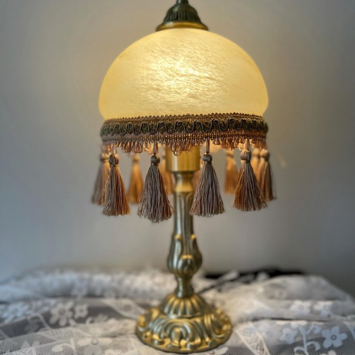 Романтическая винтажная прикроватная лампа
