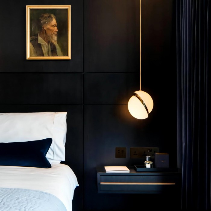 Crescent pendant lamp