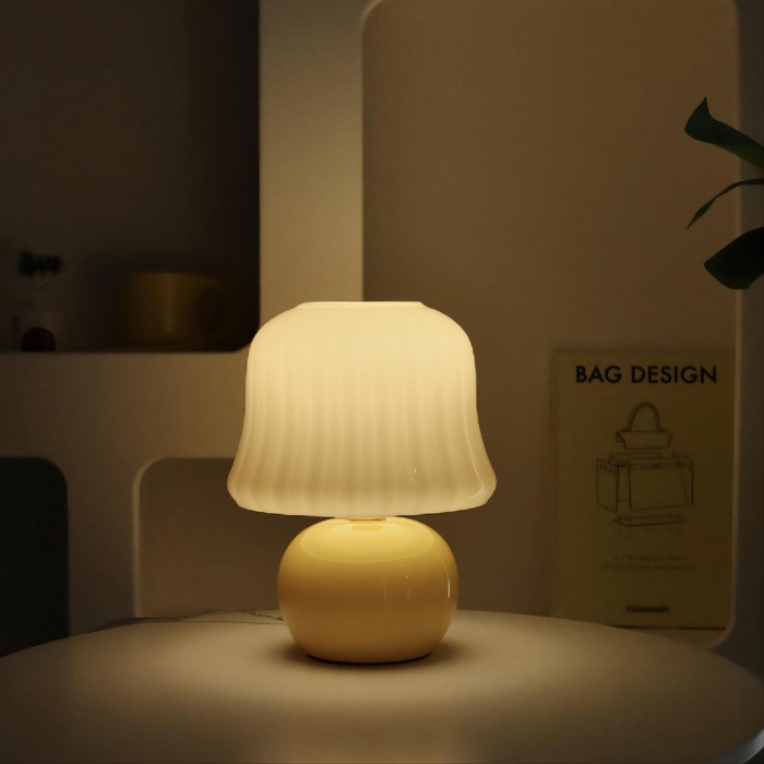 Q кремовая настольная лампа