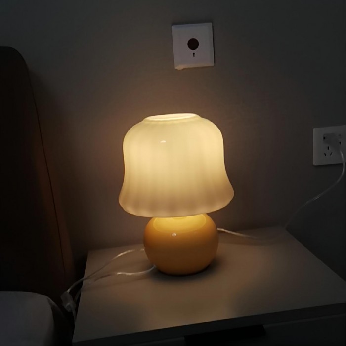 Q кремовая настольная лампа