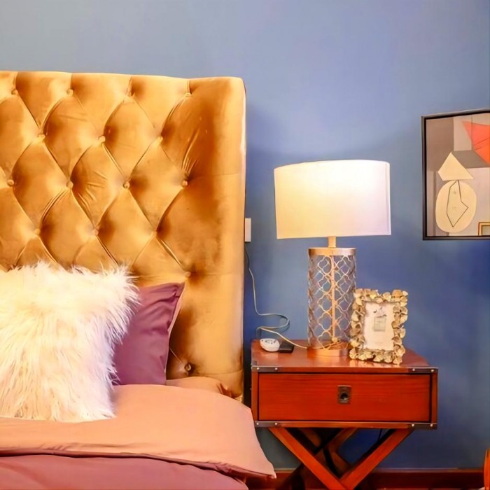 Настольная лампа из ажурного металла