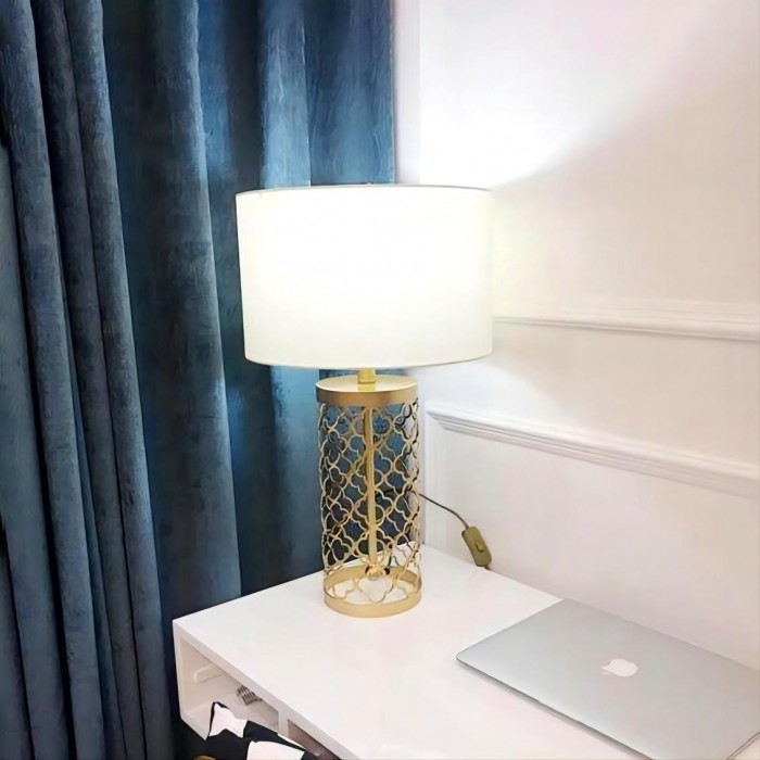 Настольная лампа из ажурного металла