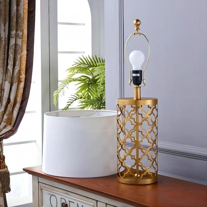 Настольная лампа из ажурного металла