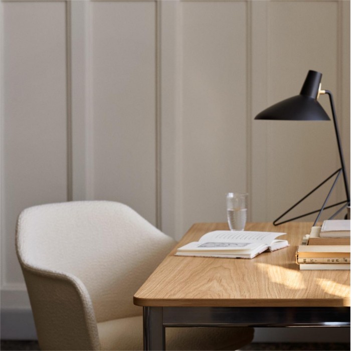 HM9 Tripod Table Lamp