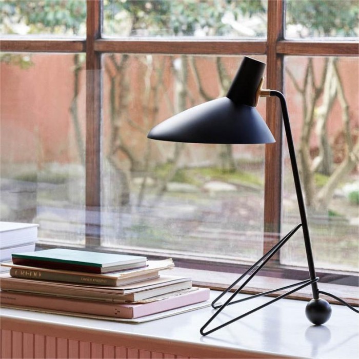 HM9 Tripod Table Lamp